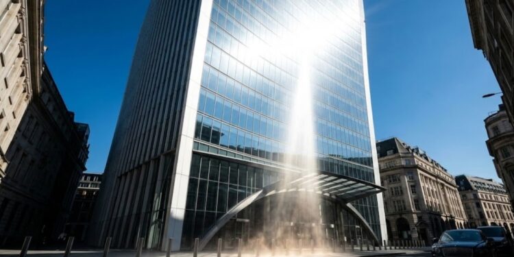 O edifício 20 Fenchurch Street em Londres conquistou fama mundial por um motivo inusitado e perigoso para o patrimônio público