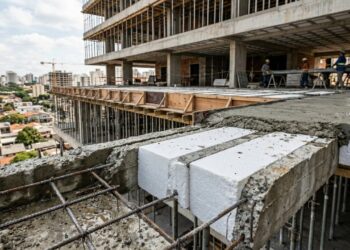 Com instalação em tempo recorde, a tecnologia construtiva que invadiu o mercado brasileiro e promete aposentar de vez a tradicional laje de concreto