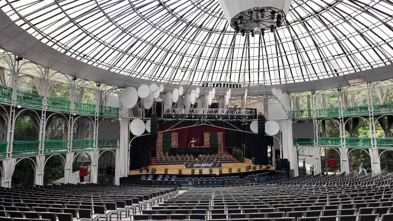 O teatro de arame em Curitiba mistura vidro, passarela sobre o lago e paredões de rocha em um cenário que parece cinema