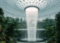 O coração do aeroporto abriga a HSBC Rain Vortex, uma queda d'água monumental com 40 metros de altura, equivalendo perfeitamente a um edifício residencial de 13 andares