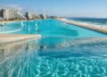 Com o tamanho equivalente a 10 campos de futebol, a maior piscina do mundo possui águas cristalinas navegáveis e fica a apenas 5 horas do Brasil