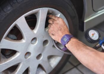 Calibrar os pneus a cada 15 dias ajuda a economizar combustível e melhora a estabilidade