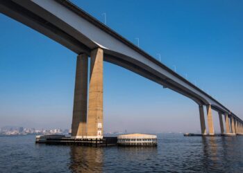 A Ponte Rio–Niterói cruza a Baía de Guanabara por mais de 13 km e conecta diariamente milhares de pessoas entre Rio de Janeiro e Niterói
