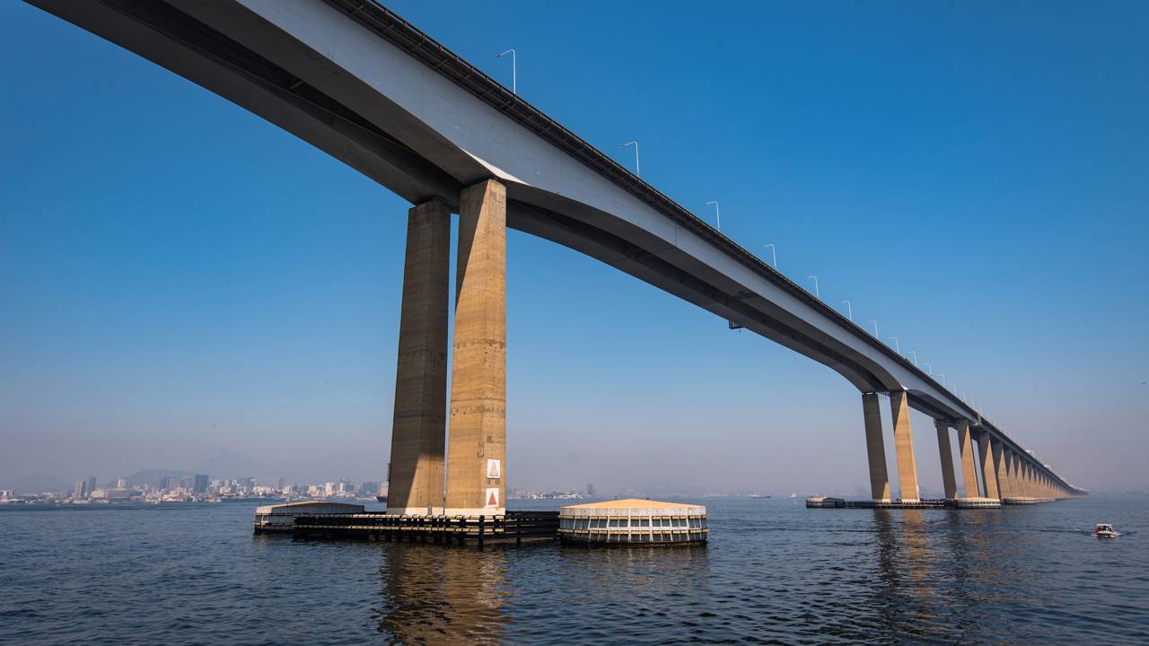 A Ponte Rio–Niterói cruza a Baía de Guanabara por mais de 13 km e conecta diariamente milhares de pessoas entre Rio de Janeiro e Niterói