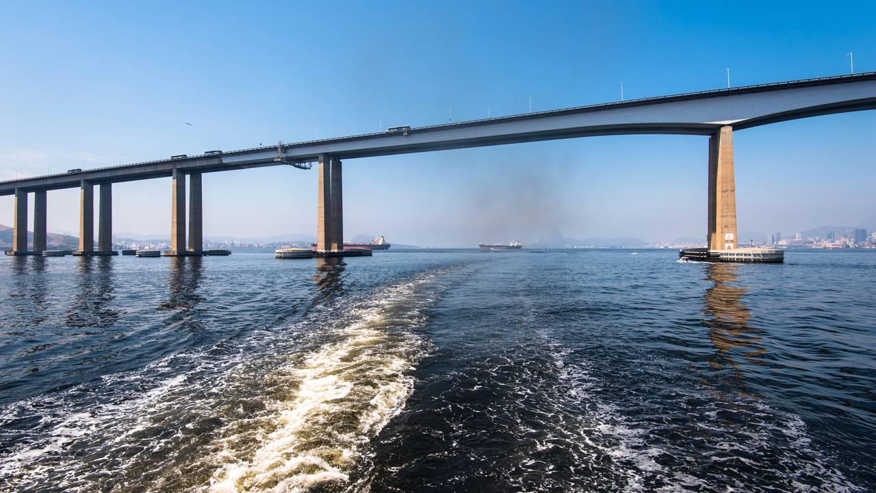 A Ponte Rio–Niterói cruza a Baía de Guanabara por mais de 13 km e conecta diariamente milhares de pessoas entre Rio de Janeiro e Niterói