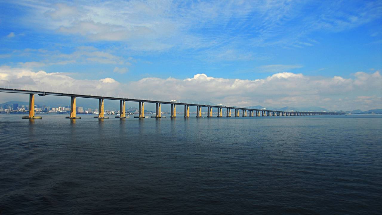 A Ponte Rio–Niterói cruza a Baía de Guanabara por mais de 13 km e conecta diariamente milhares de pessoas entre Rio de Janeiro e Niterói