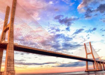 Com 17 quilômetros de extensão sobre as águas, a maior ponte da Europa desafoga o trânsito e carrega o nome de um gigante do futebol