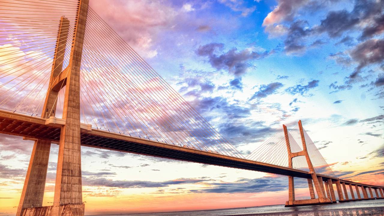 Com 17 quilômetros de extensão sobre as águas, a maior ponte da Europa desafoga o trânsito e carrega o nome de um gigante do futebol