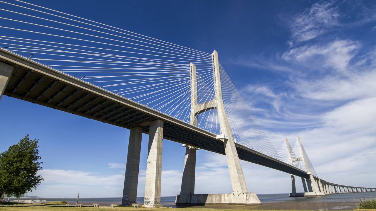 Com 17 quilômetros de extensão sobre as águas, a maior ponte da Europa desafoga o trânsito e carrega o nome de um gigante do futebol