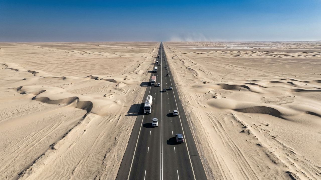 Rodovia na Arábia Saudita impressiona com 240 km em linha reta atravessando deserto e paisagens sem fim