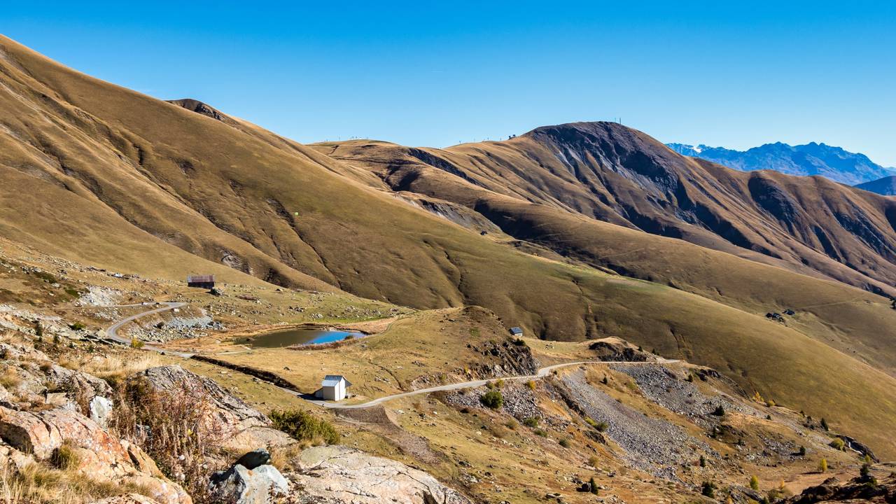 A estrada nos Alpes franceses atinge 2.067 metros de altitude; com curvas íngremes, o Saint Sorlin Pass virou o palco lendário do ciclismo mundial