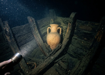 Há algo perturbador em imaginar um navio que afundou antes de Cristo ser encontrado com a madeira ainda firme, o leme no lugar e a carga intacta no porão