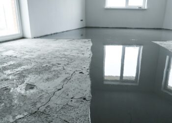 Com cimento autonivelante, este piso de concreto rústico e cheio de buracos ganhou um acabamento espelhado digno de capa de revista