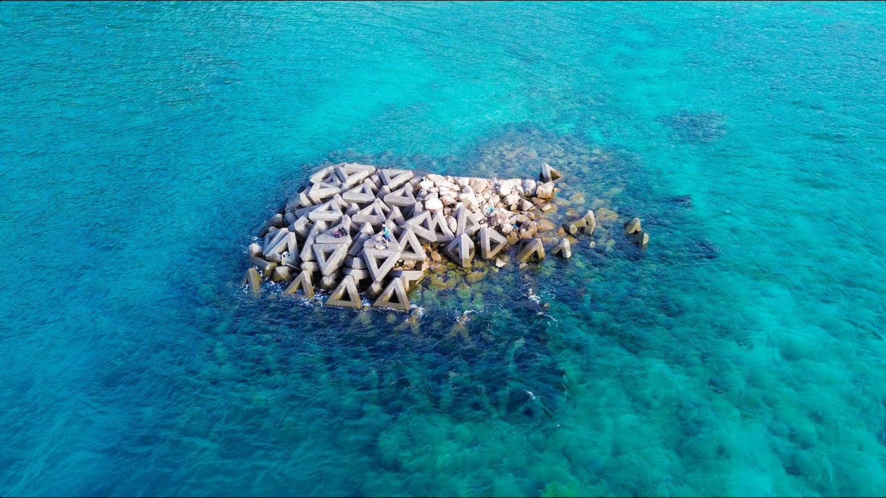 Acampamento e pesca em tetrápodes artificiais