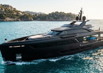 Apresentado no prestigiado Monaco Yacht Show, este gigante de 84,2 metros de comprimento redefine a engenharia naval de luxo