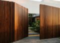 A estética da arquitetura residencial passa por uma transformação profunda, onde os pesados portões de ferro perdem espaço rapidamente