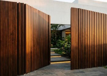 A estética da arquitetura residencial passa por uma transformação profunda, onde os pesados portões de ferro perdem espaço rapidamente