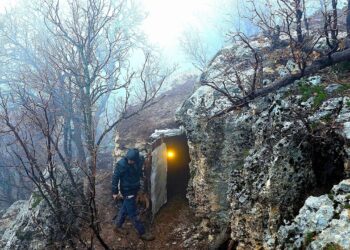 Acampamento de inverno off-grid e bushcraft