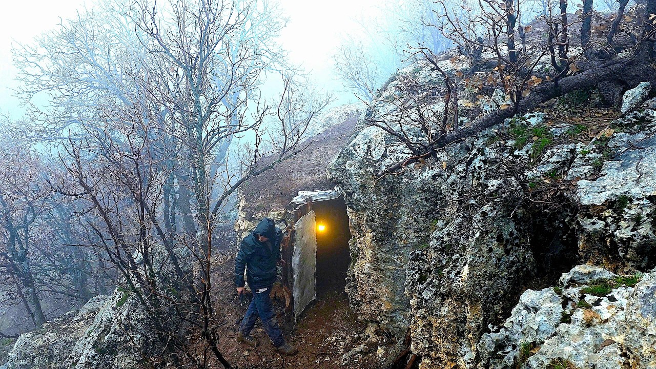 Acampamento de inverno off-grid e bushcraft