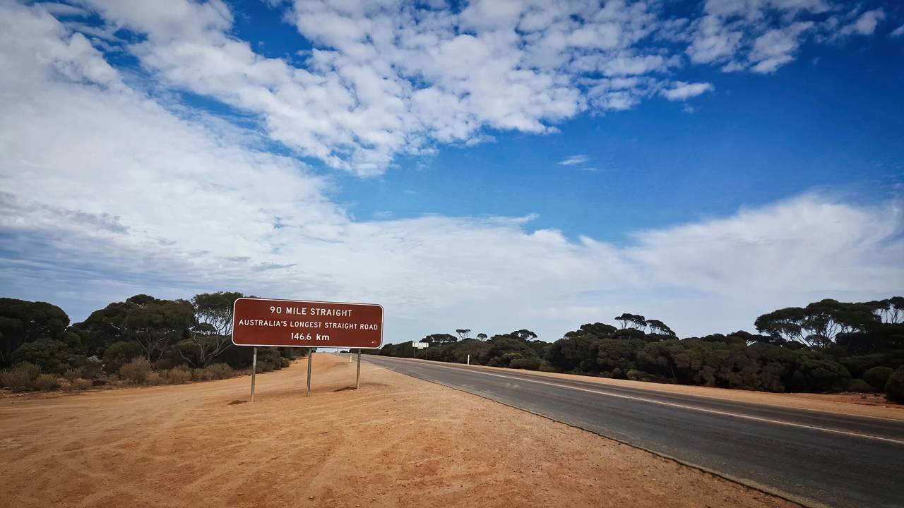 A rodovia infinita que obriga o motorista a dirigir 146 quilômetros em linha reta sem nenhuma curva na Austrália