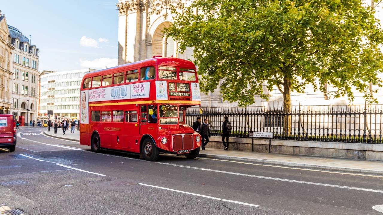 Com 2.876 unidades fabricadas a partir de 1956,o icônico ônibus de dois andares virou o símbolo imortal das ruas de Londres