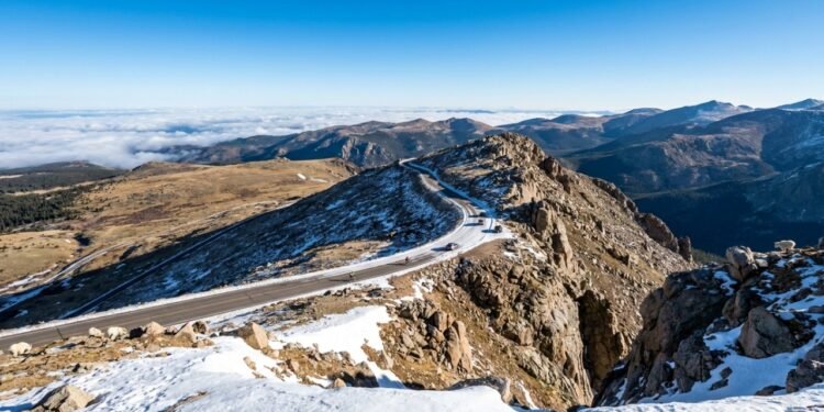 Com 4.310 metros de altura, a estrada pavimentada mais alta da América do Norte surge como um recorde de engenharia extrema