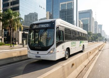 Gigante elétrico de 13 metros circula em silêncio absoluto nas capitais e recarrega suas baterias em apenas três horas durante a madrugada