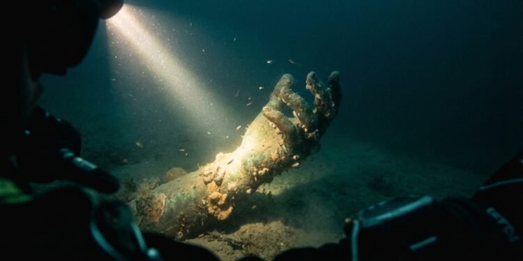 Repousando a 50 metros de profundidade, o maior navio naufragado da antiguidade revela braços de bronze e estátuas de mármore perdidas há 2.000 anos