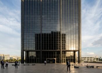 Com 25.493 m² de área e fachada monumental, a sede da Caixa em Brasília surge como um recorde da engenharia modernista