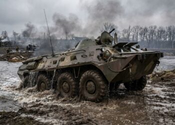 O clássico anfíbio BTR-70 com tração 8x8 e dois motores a gasolina garante o transporte de tropas em terrenos hostis há mais de 40 anos