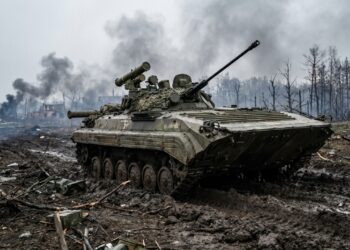 O blindado soviético BMP-2 equipado com canhão de 30 mm e mísseis antitanque continua sendo uma peça central em conflitos modernos no Leste Europeu