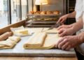 Com 36 camadas de massa e cozimento exato a 175°C, a técnica de laminação surge como o maior segredo do croissant perfeito