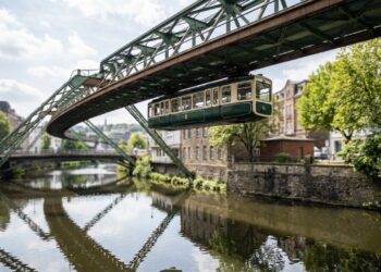 O trem suspenso com 120 anos de história que flutua a 12 metros de altura sobre um rio alemão transportando 82 mil pessoas por dia