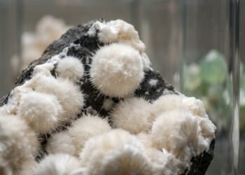 Esqueça o quartzo, pois este mineral frágil surge como uma bola de pelos de algodão e um recorde da natureza
