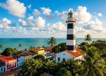 Com 42 metros de altura e listras icônicas, o farol pernambucano de 1941 surge como uma referência da engenharia costeira