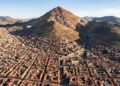A cidade erguida a mais de 4000 metros de altitude que já foi a mais rica do planeta e hoje vive sob a sombra da montanha devoradora de homens