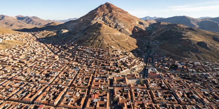 A cidade erguida a mais de 4000 metros de altitude que já foi a mais rica do planeta e hoje vive sob a sombra da montanha devoradora de homens