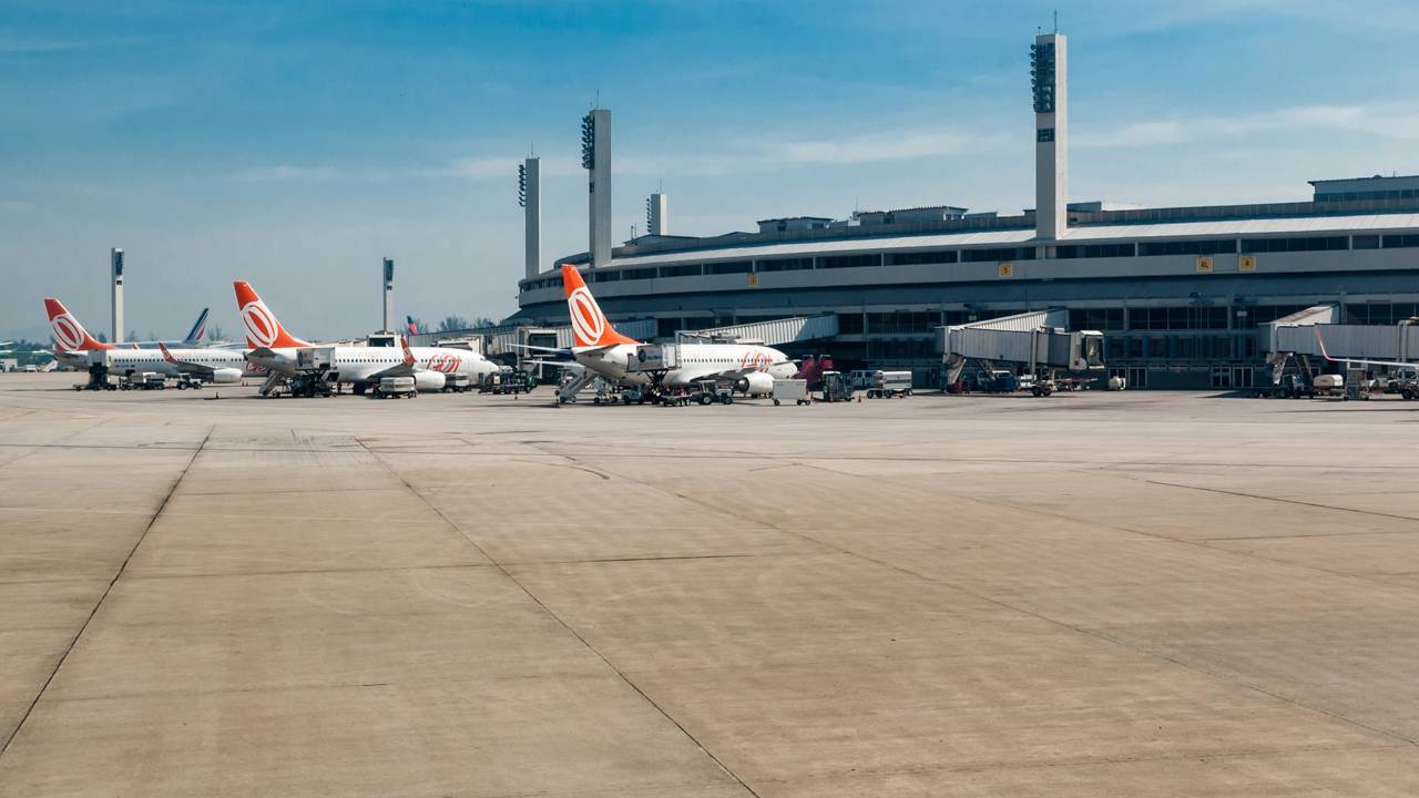 Consolidado em 1952, o Aeroporto do Galeão possui uma pista de 4 km que se tornou um pilar estratégico da aviação brasileira no Rio de Janeiro