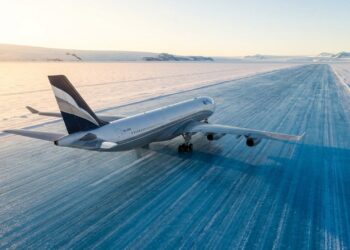 Imagine ser o primeiro piloto da história a pousar um avião comercial de 275 toneladas em uma pista de gelo onde não existe radar, não existe luz de pista e não existe nenhum equipamento de apoio em solo