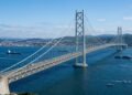 Suportando ventos de 286 km/h com cabos de aço reforçado, a ponte japonesa que possui quatro quilômetros de extensão une duas grandes ilhas