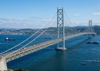 Suportando ventos de 286 km/h com cabos de aço reforçado, a ponte japonesa que possui quatro quilômetros de extensão une duas grandes ilhas