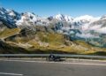 Com 36 curvas fechadas que sobem a 2.504 metros de altitude, a rodovia alpina austríaca surge como um dos trajetos mais monumentais da Europa