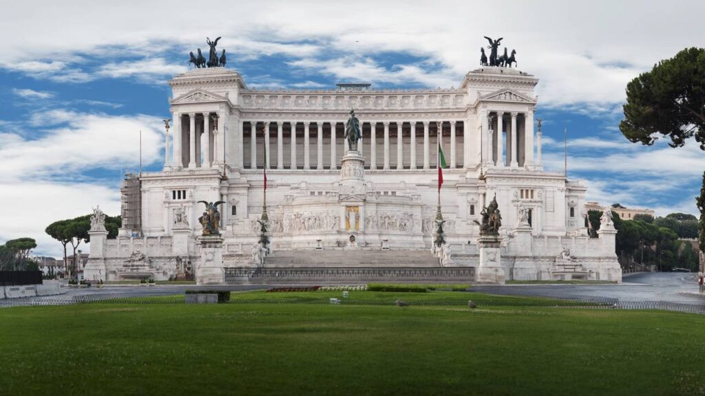 Com 81 metros de altura e mármore branco monumental, o monumento em Roma virou o maior símbolo da unificação italiana e da história