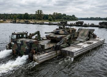 Engenheiros criaran um veículo 4x4 que mergulha na água e forma uma estrada flutuante completa em menos de dez minutos