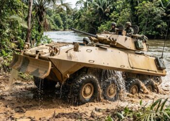 O veículo anfíbio de oito rodas motrizes que atravessa rios com facilidade e funciona como um escudo de aço para fuzileiros navais nas missões mais perigosas