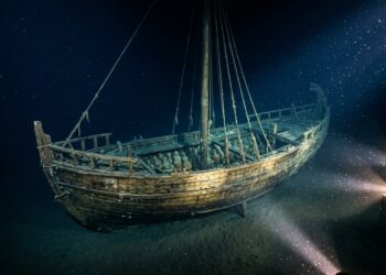 Navio de 2.400 anos encontrado intacto no fundo do Mar Negro vira a cápsula do tempo mais importante da ciência ao preservar mastros e leme gregos