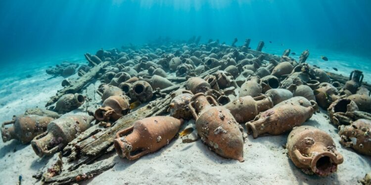 Você consegue imaginar um navio de quase 2.500 anos sendo puxado do fundo do mar com o casco, o leme e até a carga ainda no lugar?