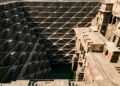 Com 3.500 degraus perfeitamente simétricos e 30 metros de profundidade, o poço milenar indiano construído como uma pirâmide invertida para armazenar água das monções no deserto