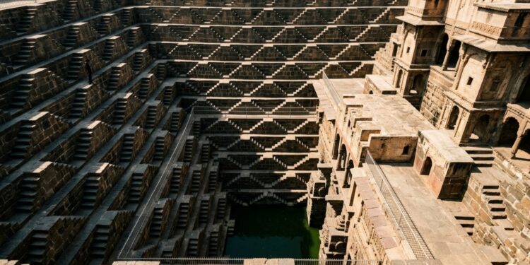 Com 3.500 degraus perfeitamente simétricos e 30 metros de profundidade, o poço milenar indiano construído como uma pirâmide invertida para armazenar água das monções no deserto