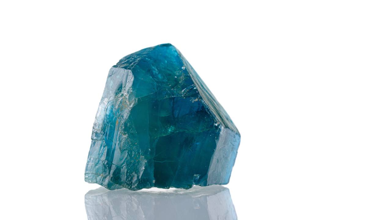 Muito além de um simples fosfato, este mineral vital para a vida forma dentes e ossos, sendo a base biológica essencial do nosso planeta 